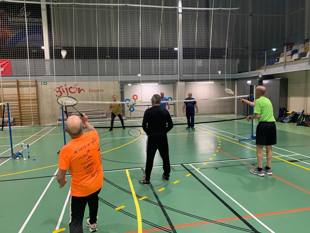 Entrenamiento de bádminton adaptado para pacientes oncohematológicos en un pabellón de Gijón
