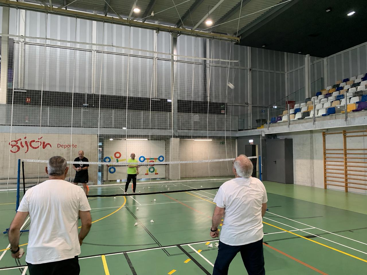 Pacientes de badMMinton project jugando al bádminton adaptado en el Complejo Deportivo del Llano, en Gijón