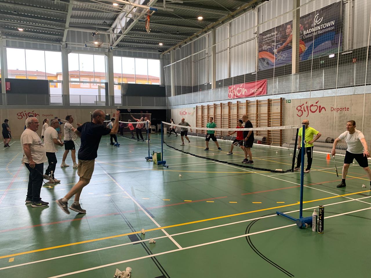 Varias pistas de bádminton en juego durante una sesión de badMMinton project en Gijón